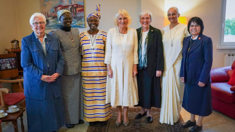 Su Majestad la Reina se reúne con seis Hermanas Católicas comprometidas con la esperanza, la dignidad y la libertad humana.