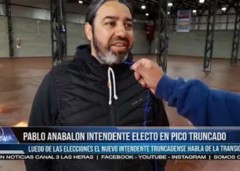 ELECCIONES 2025: EL INTENDENTE DE PICO TRUNCADO EMITIO ESTA MAÑANA SU VOTO EN LA ESCUELA 8 DE PICO TRUNCADO