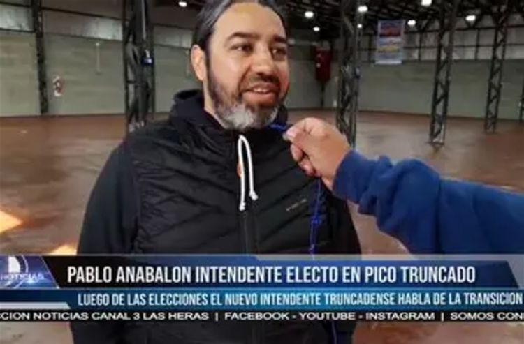 ELECCIONES 2025: EL INTENDENTE DE PICO TRUNCADO EMITIO ESTA MAÑANA SU VOTO EN LA ESCUELA 8 DE PICO TRUNCADO