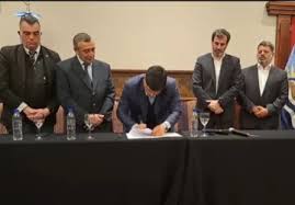 Claudio Vidal firmó el decreto que habilita la entrega de las ex áreas de YPF a las nuevas operadoras