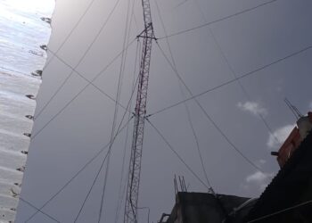 Por el Temporal de viento la torre de transmisión de FM Libertad sufrió severos daños en su estructura.