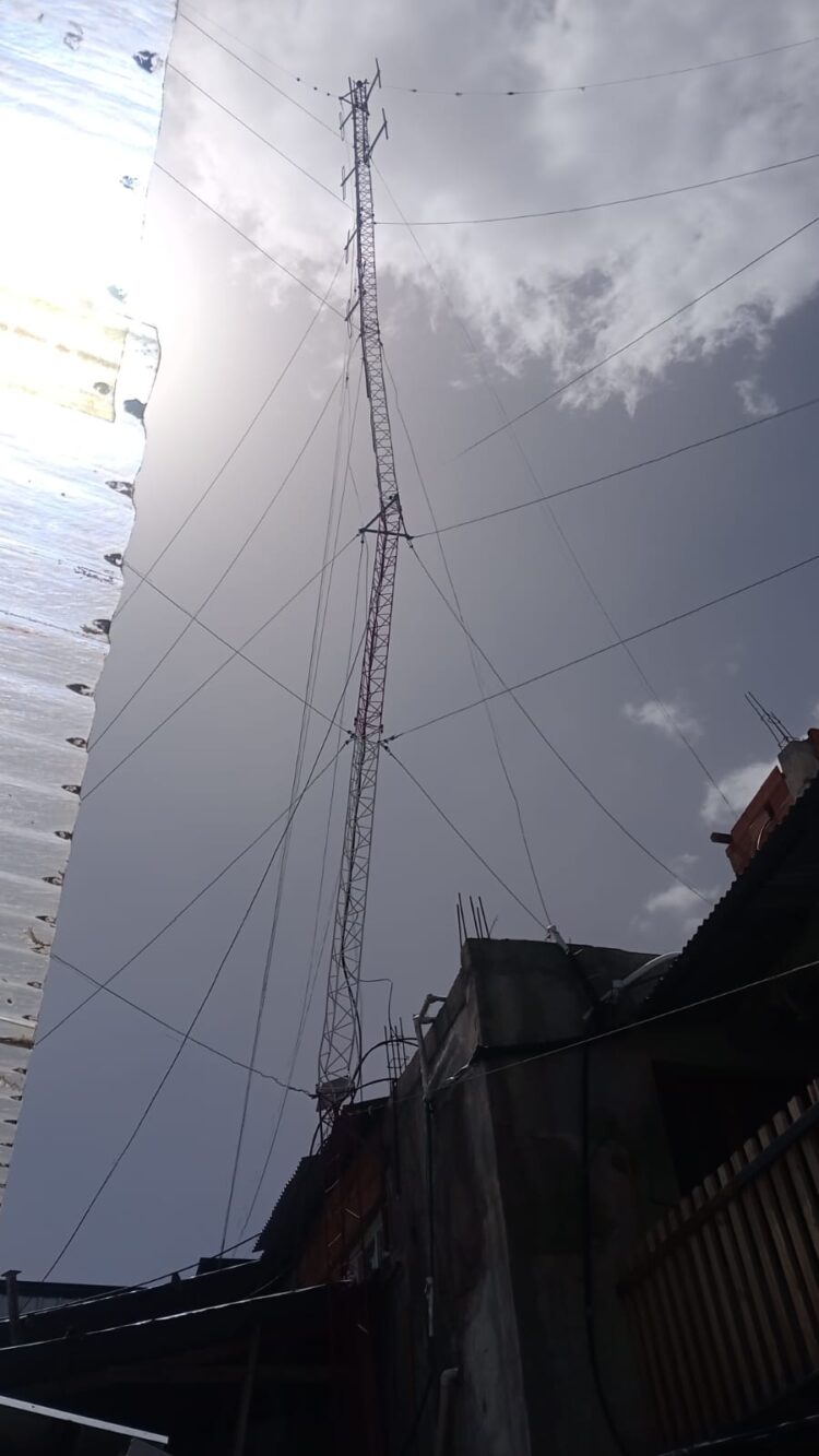 Por el Temporal de viento la torre de transmisión de FM Libertad sufrió severos daños en su estructura.