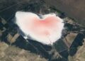 La NASA difundió la imagen de una laguna rosa con forma de corazón en Argentina