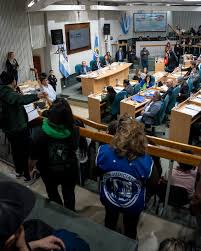 Incidentes en la Legislatura: se volvió a suspender la sesión a pesar que no se trataba la emergencia económica