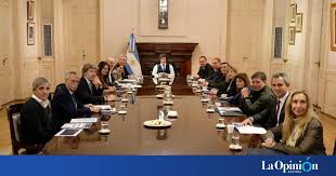 Javier Milei se aferra al ajuste, pero pide “paciencia” y entra en terreno hostil