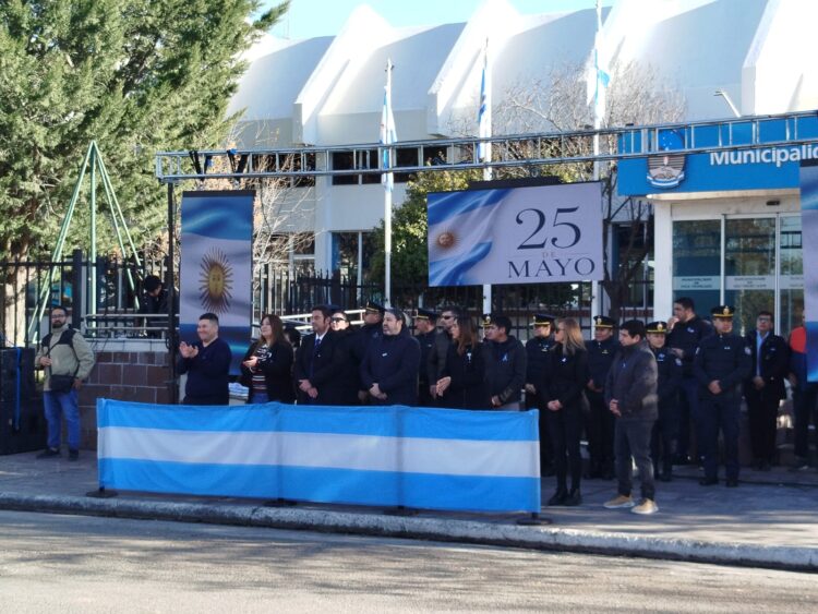 EL INTENDENTE DE PICO TRUNCADO DESTACÓ LA PRESENCIA DE LOS VECINOS EN EL ACTO OFICIAL DEL 25 DE MAYO