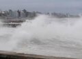 Feroz temporal en la Costa Atlántica: olas de hasta siete metros e inundaciones