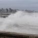 Feroz temporal en la Costa Atlántica: olas de hasta siete metros e inundaciones