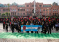 Tarjeta roja para Mostaza: activistas de seis países llegaron a Plaza de Mayo para denunciar que la empresa sigue sin comprometerse con las gallinas