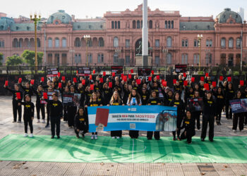 Tarjeta roja para Mostaza: activistas de seis países llegaron a Plaza de Mayo para denunciar que la empresa sigue sin comprometerse con las gallinas
