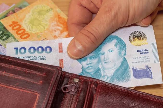 El sueldo rinde menos: los servicios otra vez le ganaron a los ingresos y a la inflación