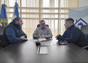 Pico Truncado: Pablo Anabalón firmó un convenio con el IDUV para ejecutar la primera etapa de cordón cuneta