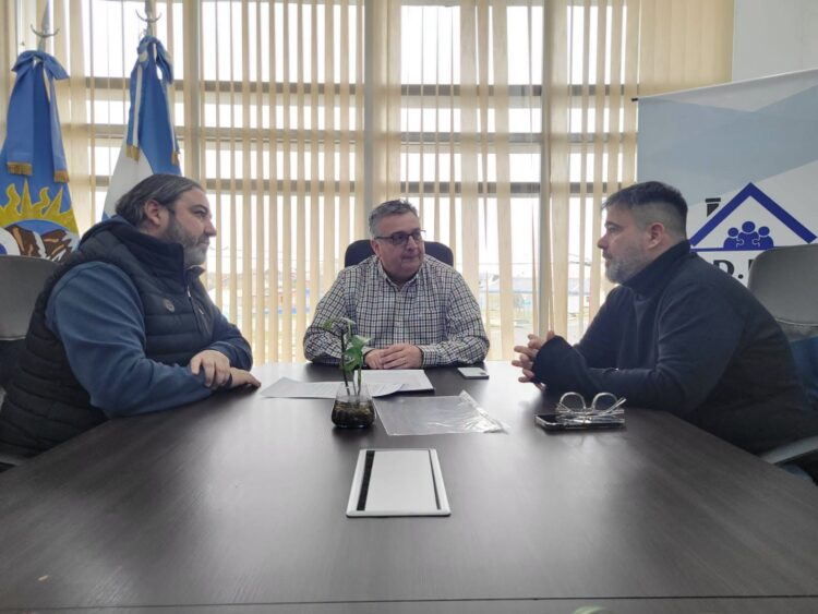 Pico Truncado: Pablo Anabalón firmó un convenio con el IDUV para ejecutar la primera etapa de cordón cuneta