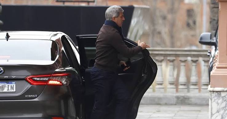 Guerra en el gabinete: Caputo quiere anunciar medidas pese a la resistencia de Milei