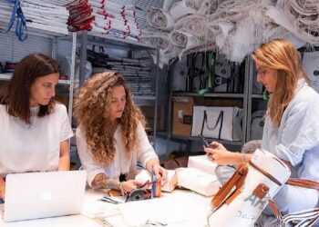 Moda nacida del petróleo: la empresa argentina que convierte residuos en diseño