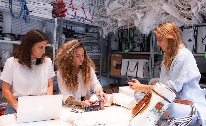 Moda nacida del petróleo: la empresa argentina que convierte residuos en diseño
