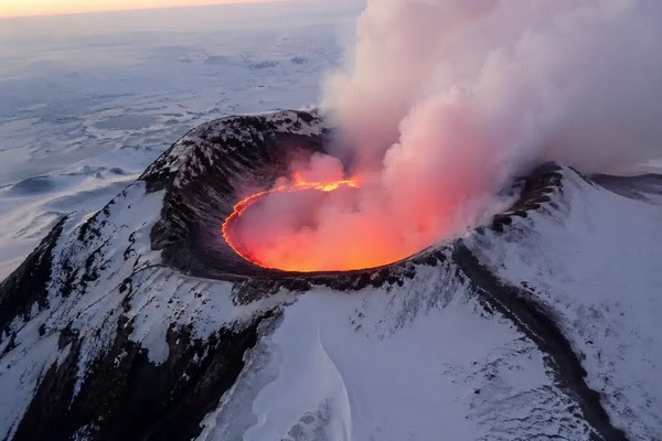 El monte Erebus, el volcán que esparce cristales de oro en la Antártida