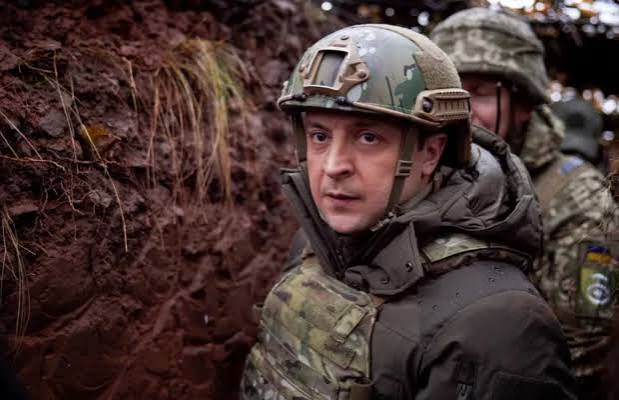 Pensamiento Crítico. La agonía de Ucrania se acelera y Zelensky levanta la bandera blanca