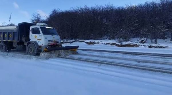Vialidad Provincial desplegó operativos de asistencia y despeje de nieve en rutas santacruceñas