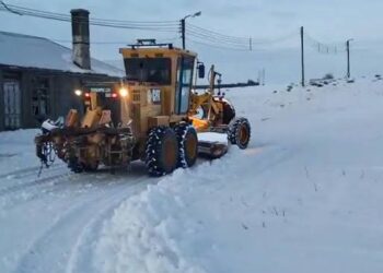 Vialidad Provincial intensifica el despeje de nieve para garantizar la transitabilidad de las rutas y el acceso a la Escuela Fuentes del Coyle