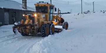 Vialidad Provincial intensifica el despeje de nieve para garantizar la transitabilidad de las rutas y el acceso a la Escuela Fuentes del Coyle