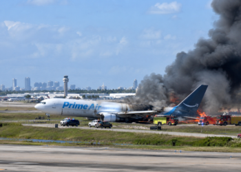 Tragedia en Miami: un avión de carga de Amazon se despistó, chocó contra vehículos y dejó cinco muertos