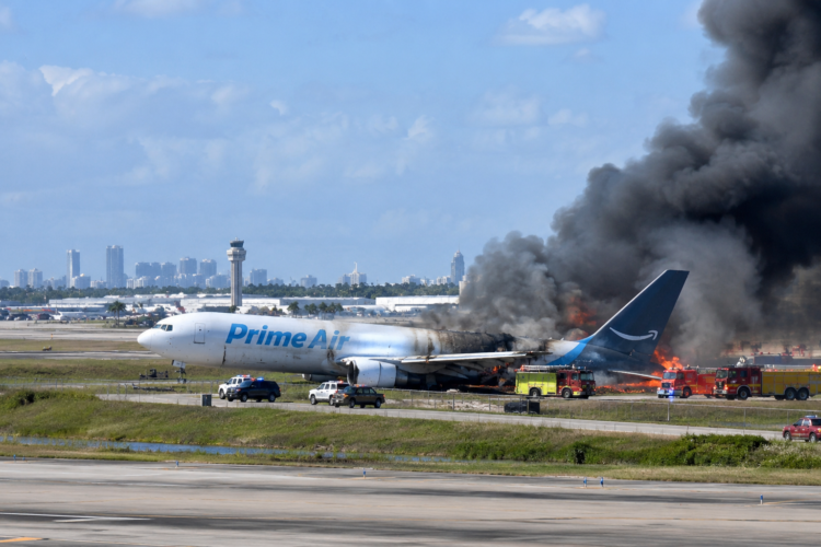 Tragedia en Miami: un avión de carga de Amazon se despistó, chocó contra vehículos y dejó cinco muertos